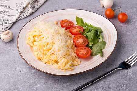 Скрэмбл с томатами черри и сыром
