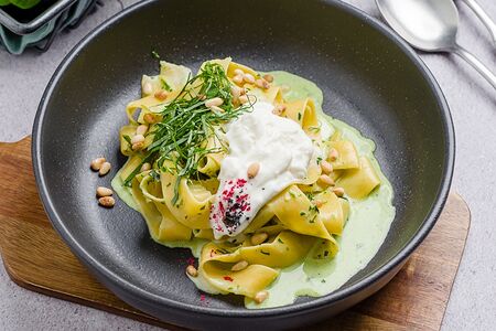 Паппарделле со страчателлой, кедровым орехом и соусом сливочный чимичурри