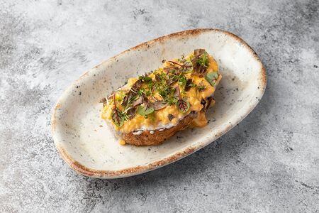 Брускетта с трюфелем и скрэмбл