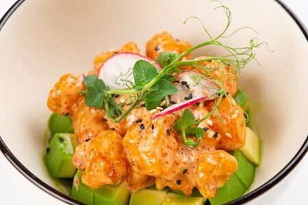 Попкорн из креветок с авокадо и икорным соусом