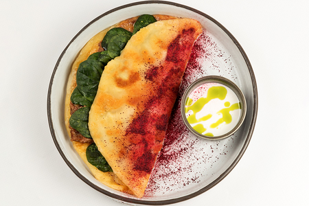 Хычин с томленой говядиной, сыром и шпинатом