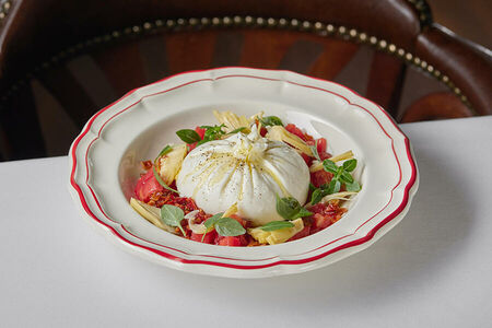 Буррата с томатами