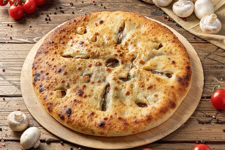 Осетинский пирог с мясом, грибами и помидорами