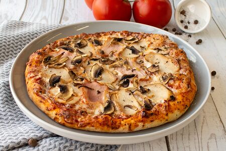 Пицца с курицей, беконом и грибами 