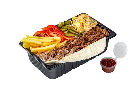 Шаурма с бараниной на тарелке