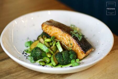 Лосось с зелеными овощами