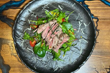 Салат с говяжьей вырезкой Sous Vide