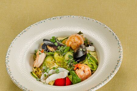 Салат с морепродуктами и ореховым соусом