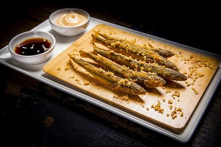 Хрустящая азиатская корюшка с сухим чесноком и соусом чили