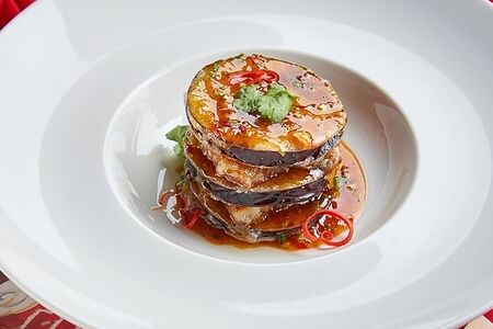 Хрустящий угорь с баклажаном в чесночном соусе