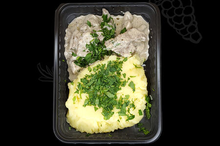 Мятый картофель с бефстроганов из говядины