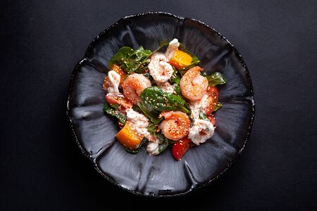 Салат с креветками и персиком