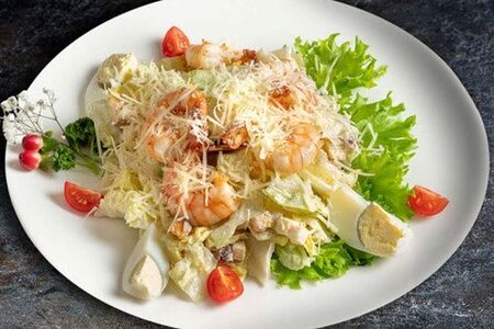 Салат Цезарь с креветками