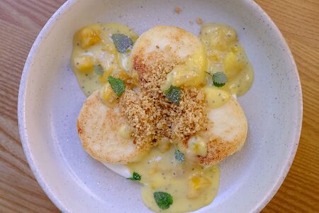 Сырники с крамблом и манговым соусом