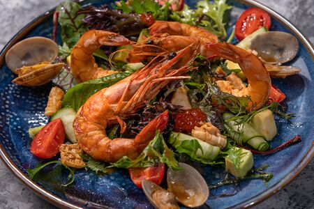 Салат теплый с морепродуктами