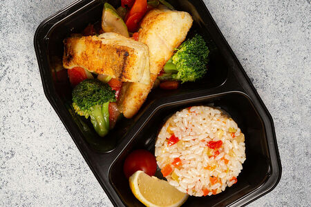 Судак пан-Азия с рисом и овощами