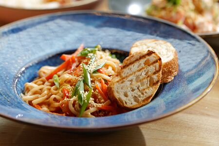 Удон с курицей в соусе Хойсин