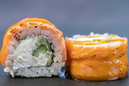 Филадельфия с соусом манго-пюре