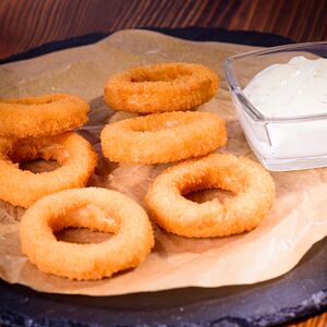 Луковые кольца в кляре с соусом сюзьма 