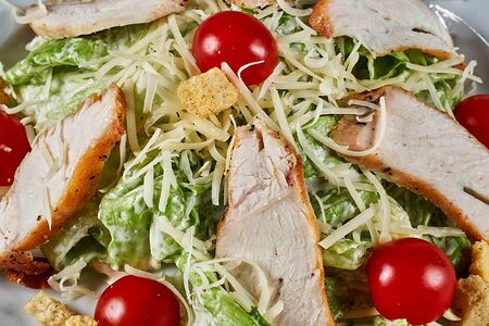 Салат Цезарь с курицей