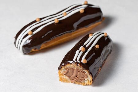 Эклер шоколадный