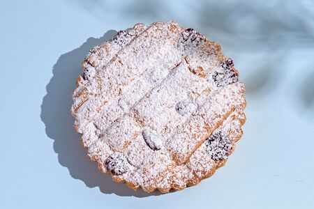 Корзинка с вишней