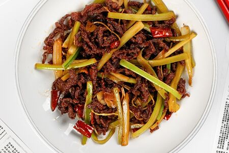 Сухая говядина с сельдереем, имбирем и жгучим перцем