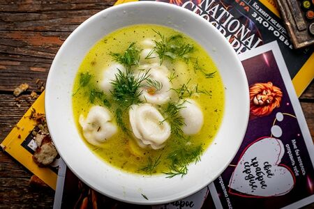 Пельмени мясные с бульоном