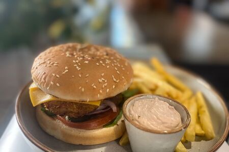 Бургер с курицей и картофелем фри