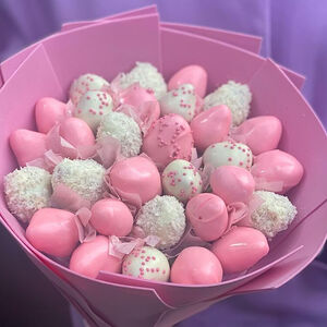 Клубничный букет в шоколаде розовый Opulent Berry