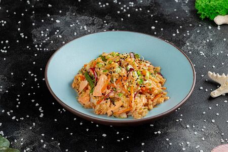 Жареный рис с лососем