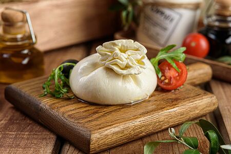 Буррата с томатами