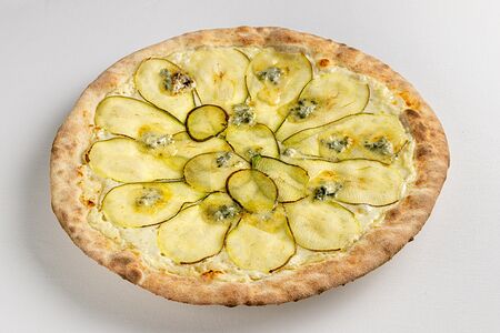 Пицца с грушей и горгонзолой