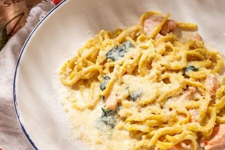 Домашние тальятелле с лососем и шпинатом в сливочном соусе