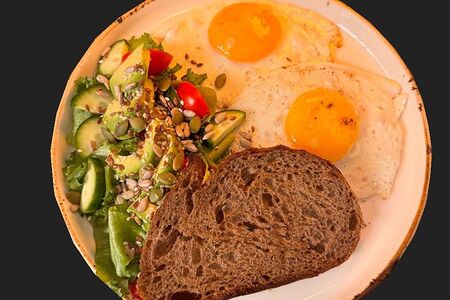 Яичница с бразильским авокадо, овощами и тостом