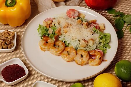 Цезарь с тигровой креветкой