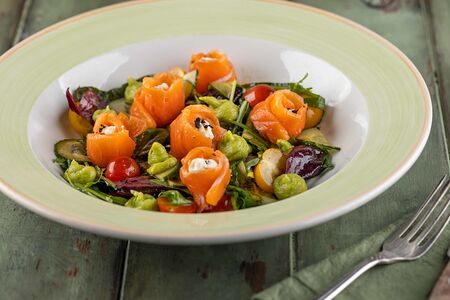 Салат с лососем