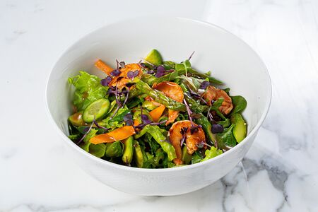 Зелёный салат с авокадо и креветками