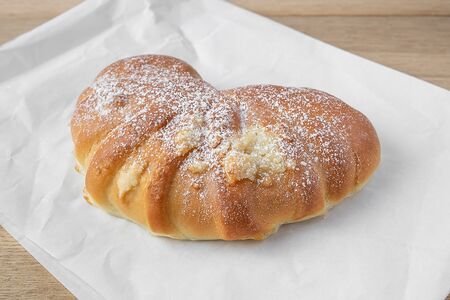 Рогалик с черникой