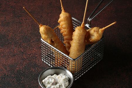 Корн-дог с соусом тартар