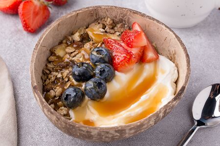 Гранола с мягким творогом, фруктами и карамелью 