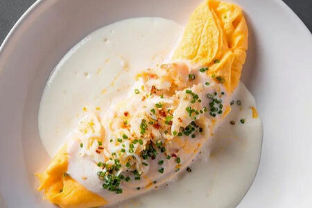 Омлет с крабом и муссом из пармезана