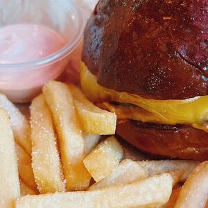 Сочный бургер с картошкой фри