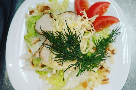 Салат Цезарь с курицей