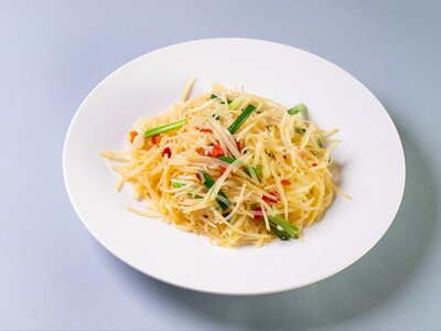 Жареный картофель в кисло-сладком соусе