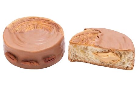 Крунат с соленой карамелью и орехом пекан