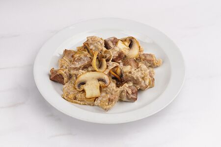 Свинина, тушенная с грибами в сливочном соусе