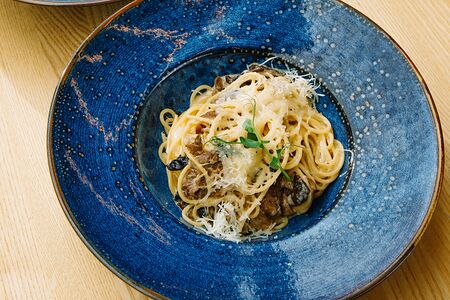 Спагетти с курицей и грибами