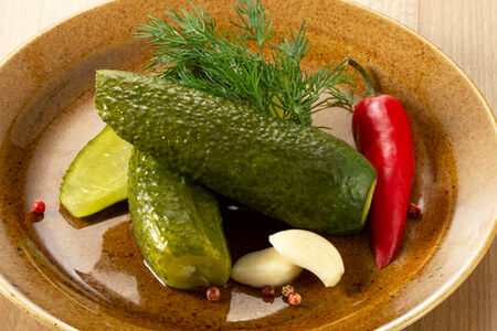 Малосольные огурцы с укропом