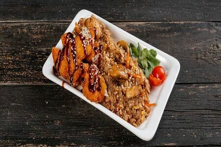Жареный рис с курицей кацу